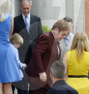 PEOPLE - Elton John und David Furnish gehen mit ihren Kindern an eine Hochzeit
