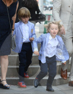 PEOPLE - Elton John und David Furnish gehen mit ihren Kindern an eine Hochzeit