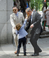PEOPLE - Elton John und David Furnish gehen mit ihren Kindern an eine Hochzeit