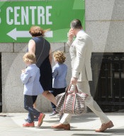 PEOPLE - Elton John und David Furnish gehen mit ihren Kindern an eine Hochzeit