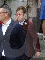 PEOPLE - Elton John und David Furnish gehen mit ihren Kindern an eine Hochzeit