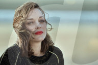 PEOPLE - Marion Cotillard verwindet es die Frisur beim Fototermin in Cabourg