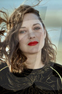 PEOPLE - Marion Cotillard verwindet es die Frisur beim Fototermin in Cabourg