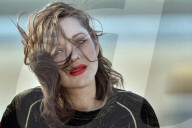 PEOPLE - Marion Cotillard verwindet es die Frisur beim Fototermin in Cabourg