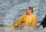 PEOPLE - Jennifer Lopez dreht ein Musikvideo ganz in gelb gekleidet