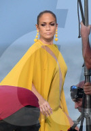 PEOPLE - Jennifer Lopez dreht ein Musikvideo ganz in gelb gekleidet