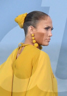 PEOPLE - Jennifer Lopez dreht ein Musikvideo ganz in gelb gekleidet
