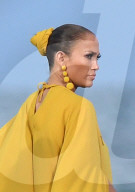 PEOPLE - Jennifer Lopez dreht ein Musikvideo ganz in gelb gekleidet