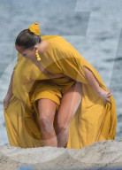 PEOPLE - Jennifer Lopez dreht ein Musikvideo ganz in gelb gekleidet