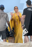 PEOPLE - Jennifer Lopez dreht ein Musikvideo ganz in gelb gekleidet