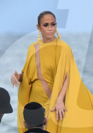 PEOPLE - Jennifer Lopez dreht ein Musikvideo ganz in gelb gekleidet