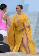 PEOPLE - Jennifer Lopez dreht ein Musikvideo ganz in gelb gekleidet