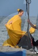 PEOPLE - Jennifer Lopez dreht ein Musikvideo ganz in gelb gekleidet