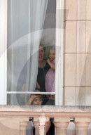 PEOPLE - London: Trooping the Colour - Prinz George bohrt sich in der Nase
