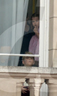 PEOPLE - London: Trooping the Colour - Prinz George bohrt sich in der Nase