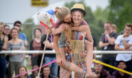 FEATURE - Skurril: Steckenpferd-Contest in Mannheim