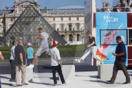 PEOPLE - Jennifer Lopez mit Alex Rodriguez und Bodyguard in Paris unterwegs