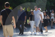 PEOPLE - Jennifer Lopez mit Alex Rodriguez und Bodyguard in Paris unterwegs
