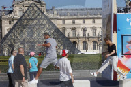 PEOPLE - Jennifer Lopez mit Alex Rodriguez und Bodyguard in Paris unterwegs