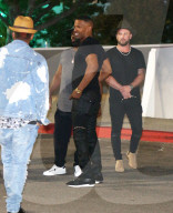 PEOPLE - Jamie Foxx Loving fährt im goldenen Bugatti an das 'Future' Konzert in LA