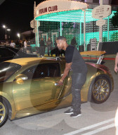 PEOPLE - Jamie Foxx Loving fährt im goldenen Bugatti an das 'Future' Konzert in LA