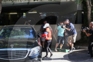 PEOPLE - Kourtney Kardashian wird von Paparazzi belagert