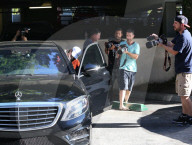 PEOPLE - Kourtney Kardashian wird von Paparazzi belagert