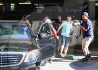 PEOPLE - Kourtney Kardashian wird von Paparazzi belagert