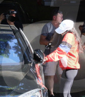 PEOPLE - Kourtney Kardashian wird von Paparazzi belagert