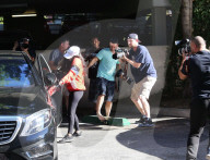 PEOPLE - Kourtney Kardashian wird von Paparazzi belagert