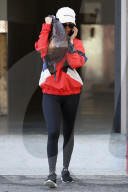 PEOPLE - Kourtney Kardashian wird von Paparazzi belagert