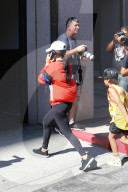 PEOPLE - Kourtney Kardashian wird von Paparazzi belagert