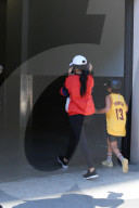 PEOPLE - Kourtney Kardashian wird von Paparazzi belagert