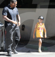 PEOPLE - Kourtney Kardashian wird von Paparazzi belagert