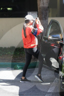 PEOPLE - Kourtney Kardashian wird von Paparazzi belagert