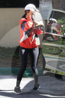 PEOPLE - Kourtney Kardashian wird von Paparazzi belagert