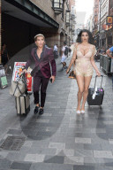 PEOPLE - Rodrigo Alves und Chloe Khan mit einer Rickshaw in London unterwegs
