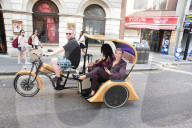 PEOPLE - Rodrigo Alves und Chloe Khan mit einer Rickshaw in London unterwegs