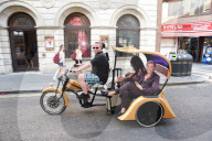 PEOPLE - Rodrigo Alves und Chloe Khan mit einer Rickshaw in London unterwegs