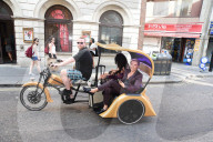 PEOPLE - Rodrigo Alves und Chloe Khan mit einer Rickshaw in London unterwegs