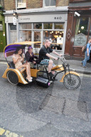 PEOPLE - Rodrigo Alves und Chloe Khan mit einer Rickshaw in London unterwegs