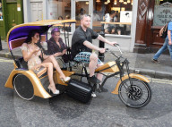 PEOPLE - Rodrigo Alves und Chloe Khan mit einer Rickshaw in London unterwegs