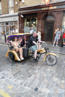 PEOPLE - Rodrigo Alves und Chloe Khan mit einer Rickshaw in London unterwegs