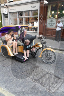 PEOPLE - Rodrigo Alves und Chloe Khan mit einer Rickshaw in London unterwegs