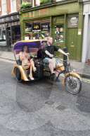 PEOPLE - Rodrigo Alves und Chloe Khan mit einer Rickshaw in London unterwegs