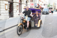PEOPLE - Rodrigo Alves und Chloe Khan mit einer Rickshaw in London unterwegs