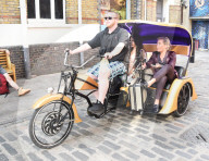 PEOPLE - Rodrigo Alves und Chloe Khan mit einer Rickshaw in London unterwegs