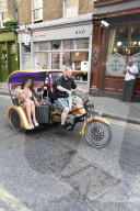 PEOPLE - Rodrigo Alves und Chloe Khan mit einer Rickshaw in London unterwegs