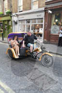 PEOPLE - Rodrigo Alves und Chloe Khan mit einer Rickshaw in London unterwegs