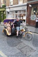 PEOPLE - Rodrigo Alves und Chloe Khan mit einer Rickshaw in London unterwegs